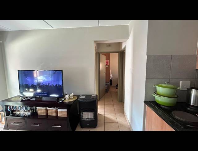 2 BEDROOM FLAT FOR SALE IN OLIFANTSVLEI